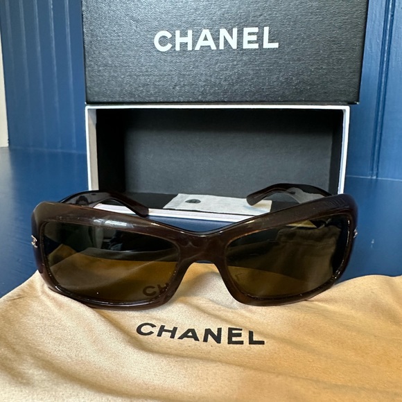 Chanel sunglasses with original pouch and box - Picture 1 of 9